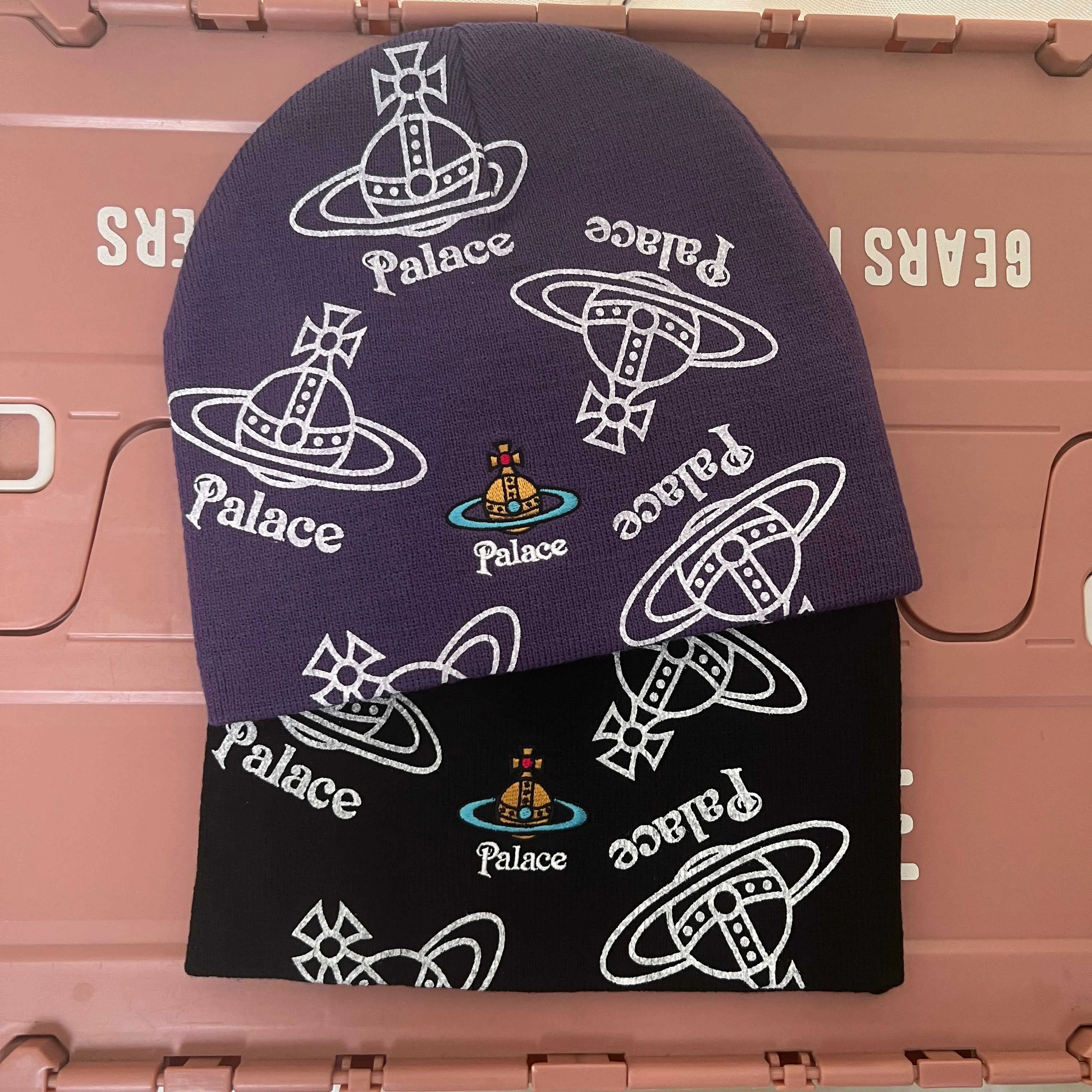 New 🪐viviennewestwood✖️palace co-branded knitted hat with Saturn logo printed all over, 2 colors